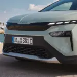 Frontansicht des neuen Škoda Elroq mit markanten LED-Leuchten, Tech-Deck-Face und Škoda-Schriftzug auf der Motorhaube.