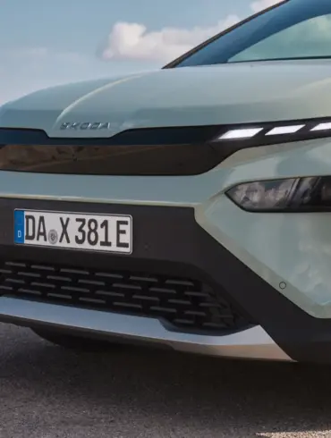 Frontansicht des neuen Škoda Elroq mit markanten LED-Leuchten, Tech-Deck-Face und Škoda-Schriftzug auf der Motorhaube.