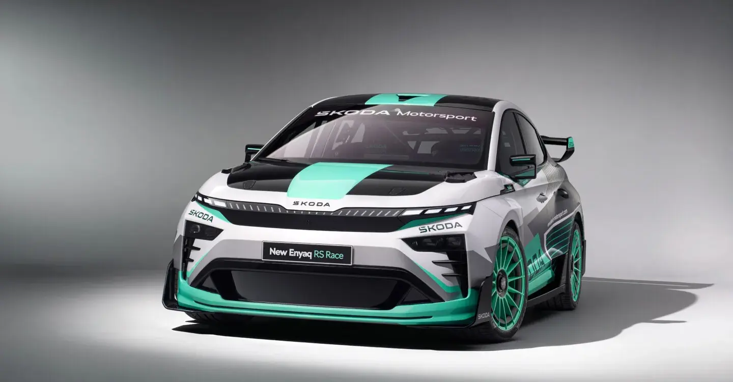 Škoda Enyaq RS Race Frontansicht mit breiter Karosserie und Motorsport-Design