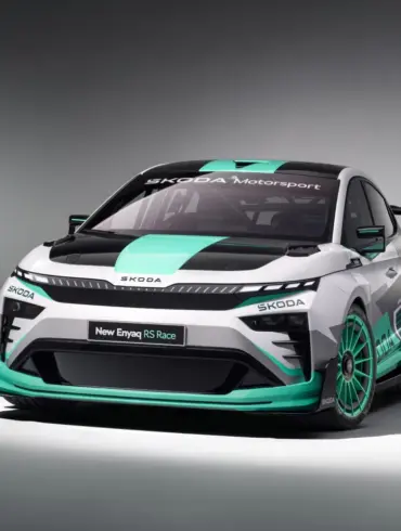 Škoda Enyaq RS Race Frontansicht mit breiter Karosserie und Motorsport-Design