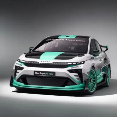 Škoda Enyaq RS Race Frontansicht mit breiter Karosserie und Motorsport-Design