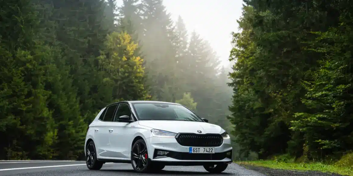Weißer Škoda Fabia 130 Sondermodell mit schwarzen Akzenten auf einer Landstraße im Wald