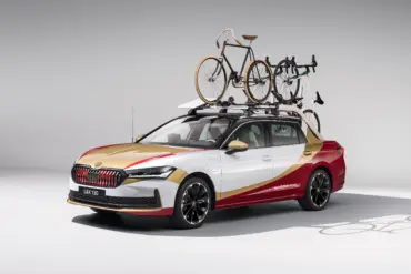 Škoda L&K 130 in Sonderlackierung mit drei Fahrrädern auf dem Dachträger, Seitenansicht im Studio.