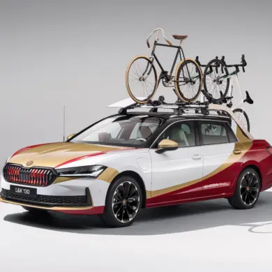Škoda L&K 130 in Sonderlackierung mit drei Fahrrädern auf dem Dachträger, Seitenansicht im Studio.