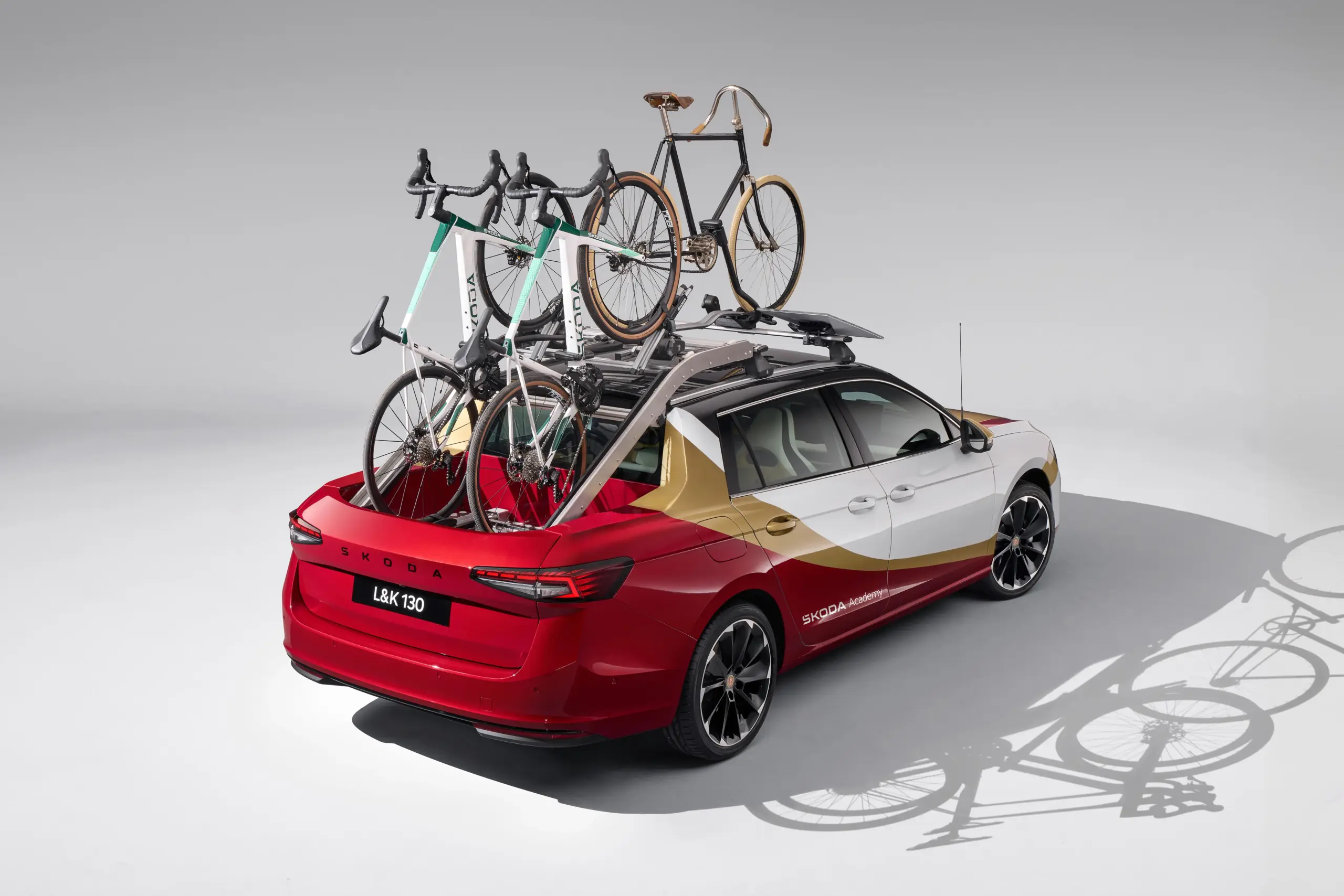 Škoda L&K 130 mit ausziehbarer Fahrradbühne und drei Rennrädern auf der Ladefläche und dem Dach.