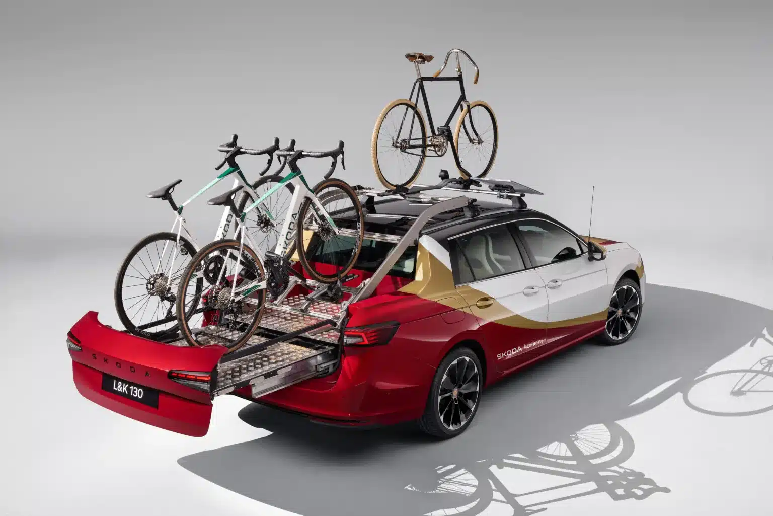 Škoda L&K 130 Einzelstück von hinten mit ausziehbarer Ladefläche und drei montierten Rennrädern.