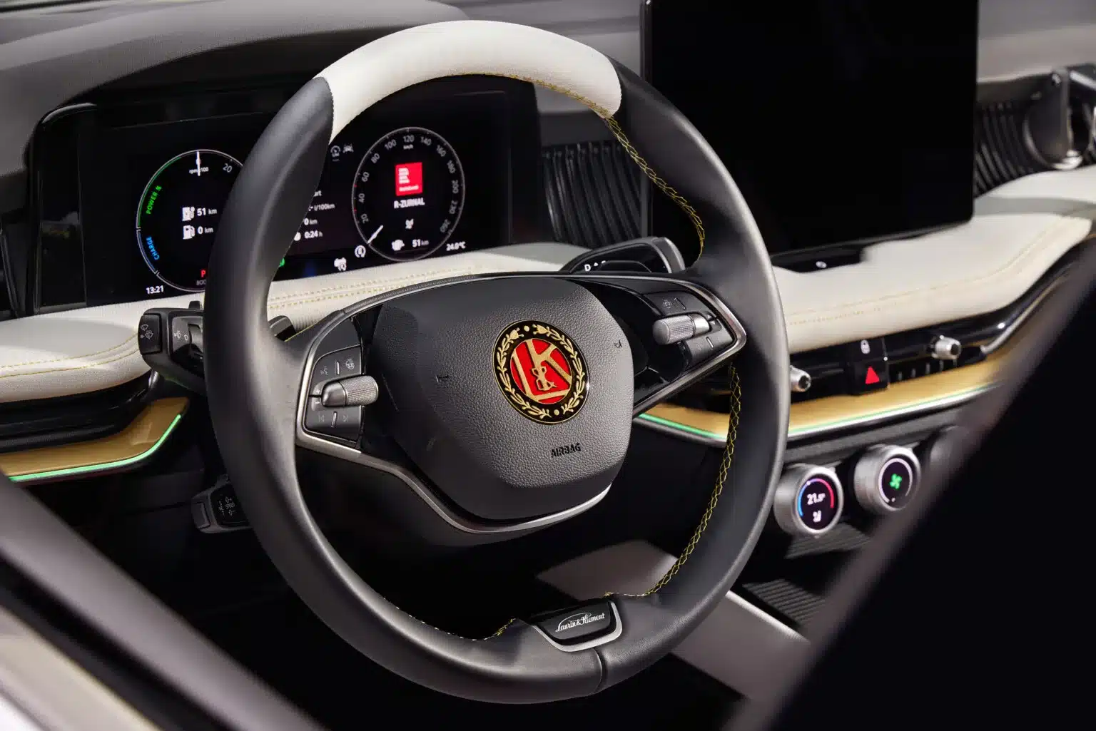 Lenkrad mit Laurin-&-Klement-Emblem und ausgefallenem Innenraum im Škoda L&K 130