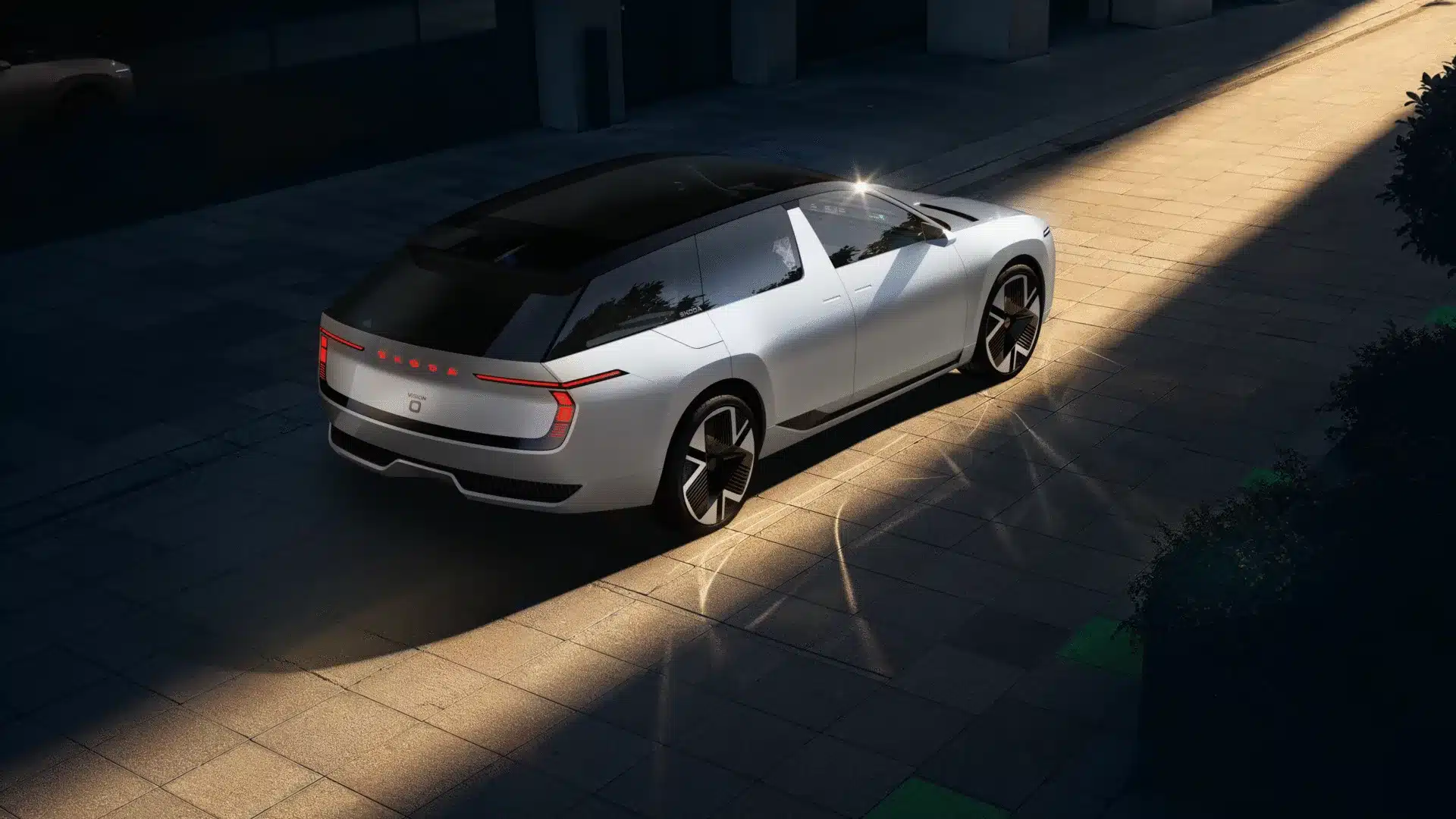 Heckansicht des Škoda Vision O Konzeptfahrzeugs, vollelektrischer Kombi mit schwarzem Panoramadach, geparkten auf hell gepflasterter Fläche