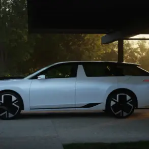 Weißer Škoda Vision O Elektro-Kombi steht seitlich unter einem Carport bei Sonnenuntergang.