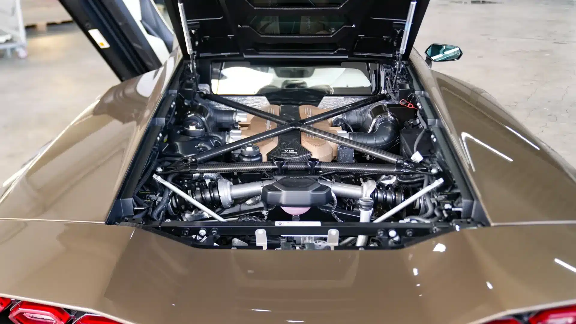 Offener Motorraum mit V12-Motor des Lamborghini Countach LPI 800-4 in Luci del Bosco Lackierung