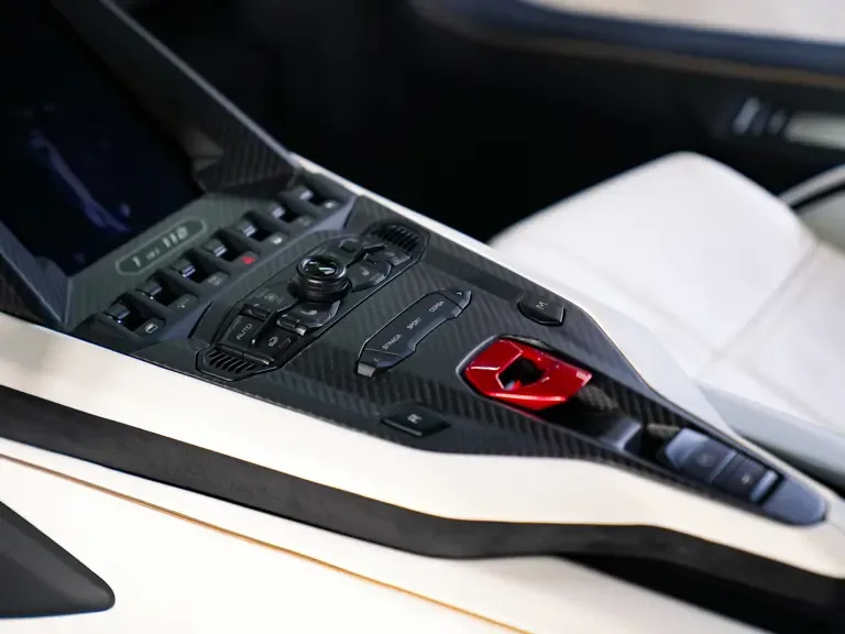 Mittelkonsole des Lamborghini Countach LPI 800-4 mit Schaltern, Karbon-Design und Startknopf.