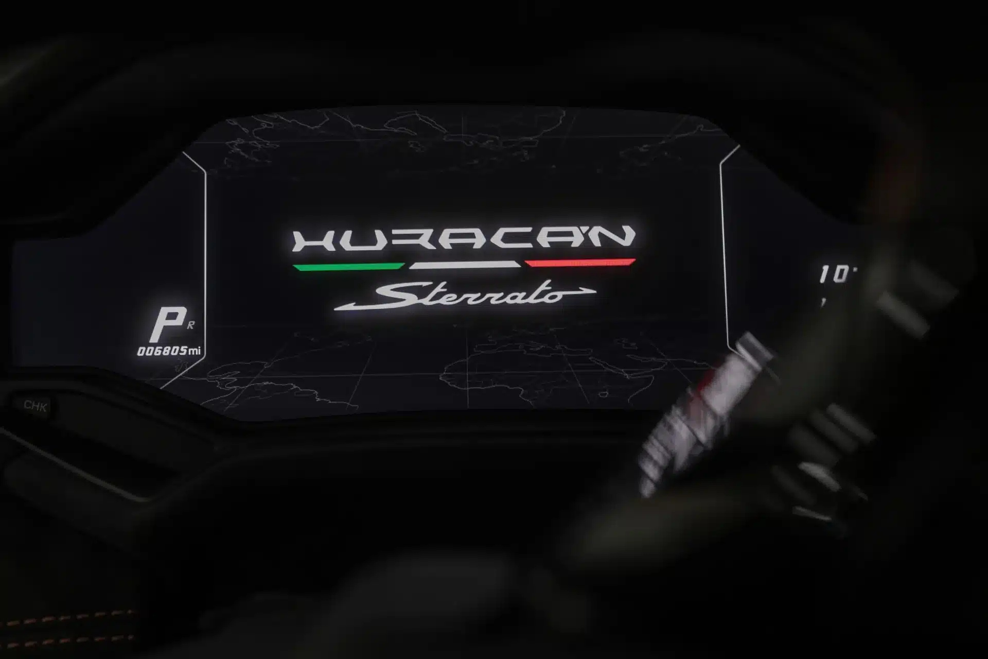 Digitale Instrumentenanzeige des Lamborghini Huracán Sterrato mit Modellschriftzug