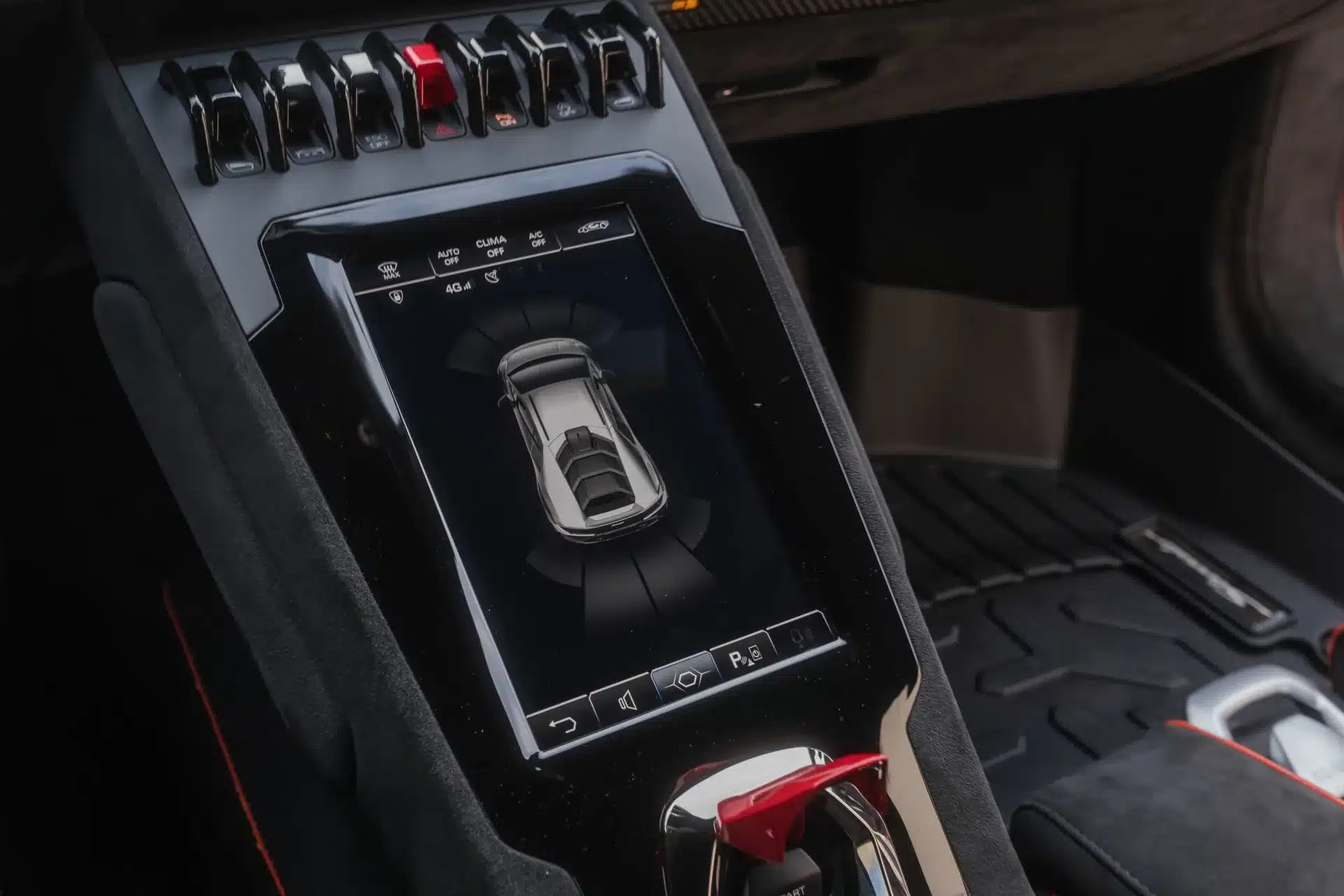 Nahaufnahme des Infotainment-Touchscreens und der Bedienelemente im Lamborghini Huracán Sterrato