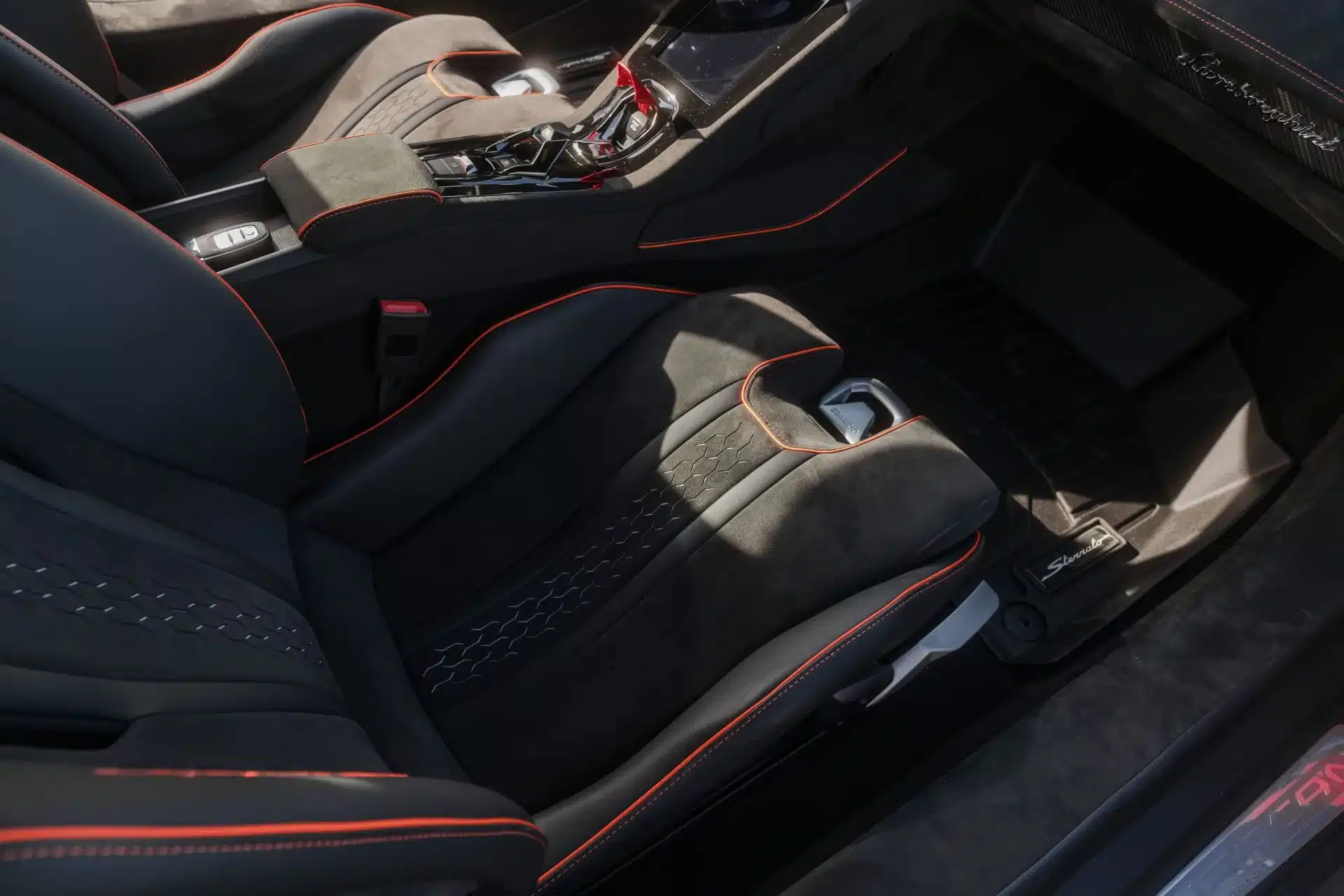Innenraum mit Sportsitzen und Mittelkonsole im Lamborghini Huracán Sterrato