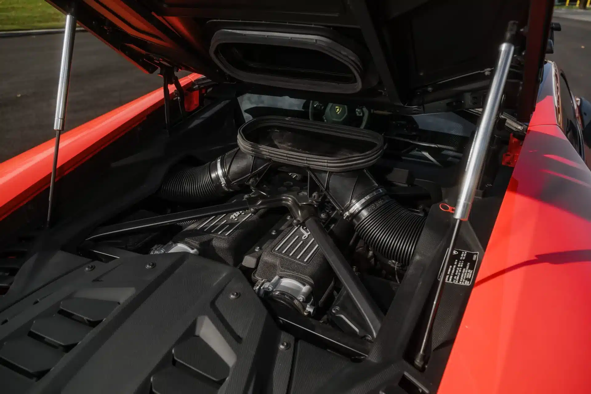 Detailaufnahme des V10-Mittelmotors im Lamborghini Huracán Sterrato