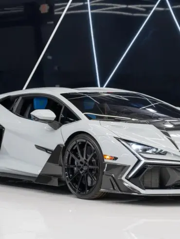 Weißer Lamborghini Revuelto Mansory 2025 mit zahlreichen Carbon-Details in einem modernen Showroom.