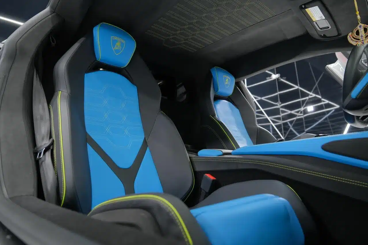 Blaue Sportsitze mit Lamborghini-Logo im Innenraum eines Revuelto Mansory 2025