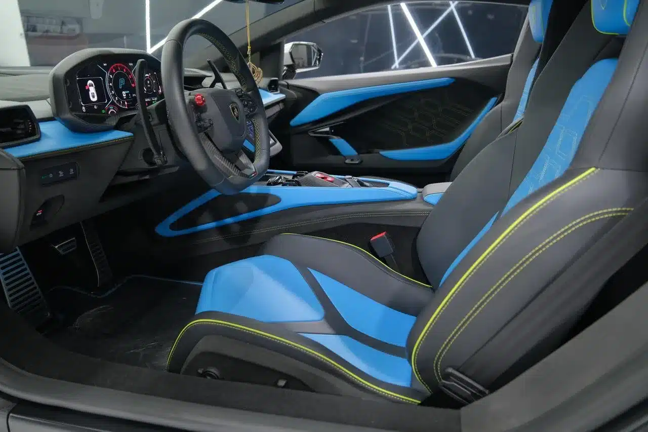 Blauer Innenraum des Lamborghini Revuelto Mansory 2025 mit sportlichen Ledersitzen und Carbon-Elementen.