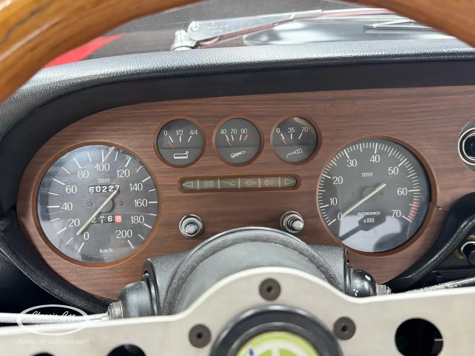 Nahaufnahme der Armaturen mit Tacho, Drehzahlmesser und Holzleiste im Lancia Fulvia Coupé Rallye 1.3S