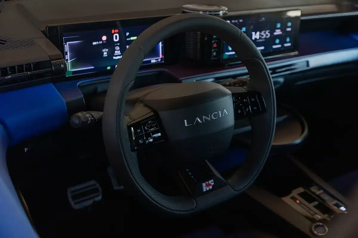 Innenraum des Lancia Ypsilon HF, Lenkrad mit HF-Logo und digitalem Kombiinstrument