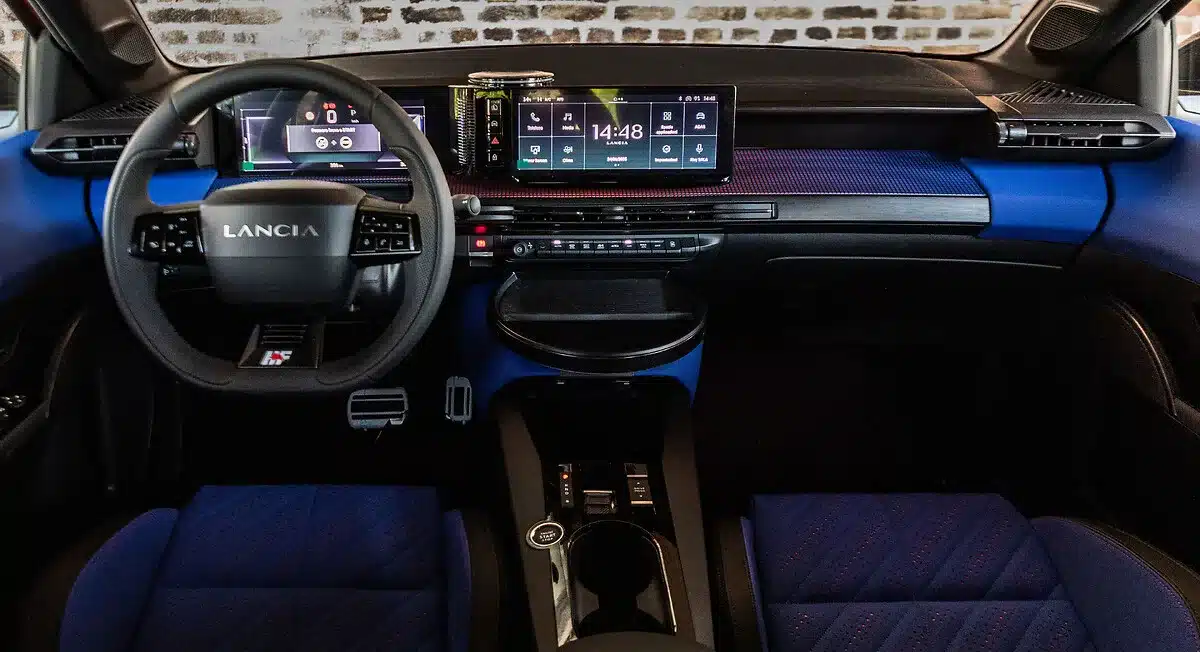 Innenraum des Lancia Ypsilon HF mit digitaler Instrumententafel, blauem Armaturenbrett und Sportsitzen.