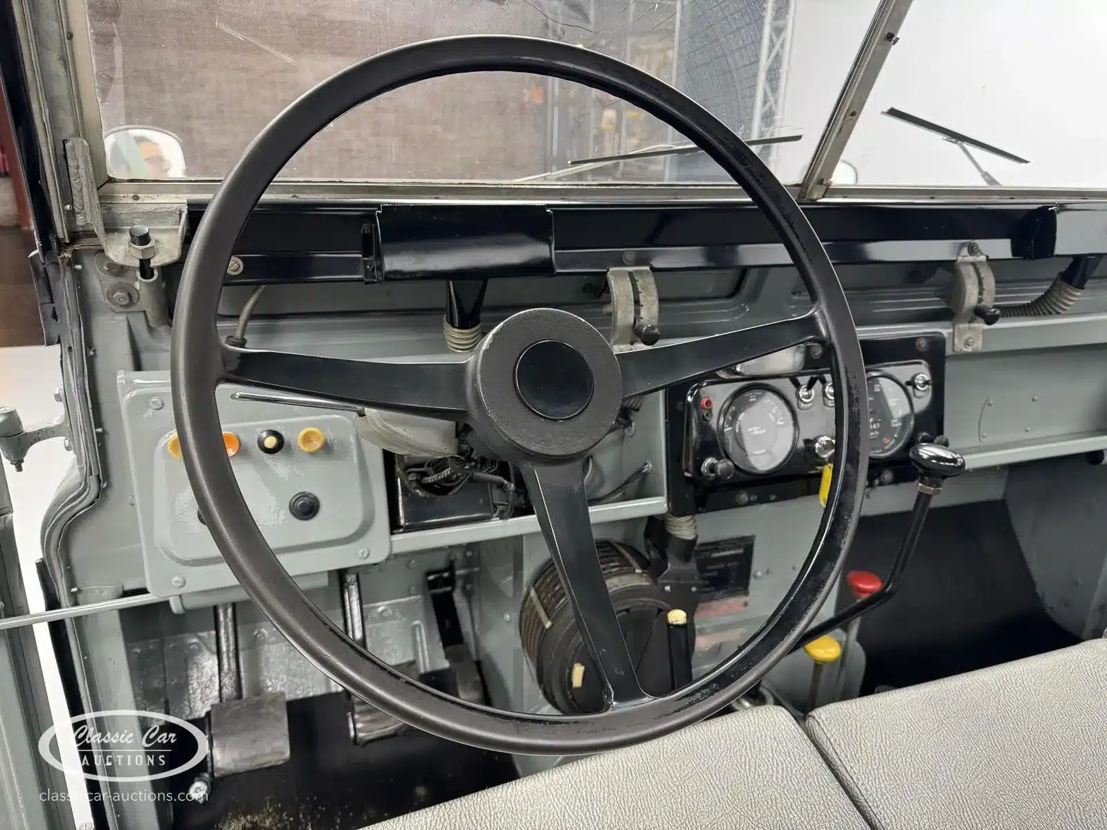 Blick auf das Armaturenbrett und Lenkrad eines restaurierten Land Rover Series II von 1968