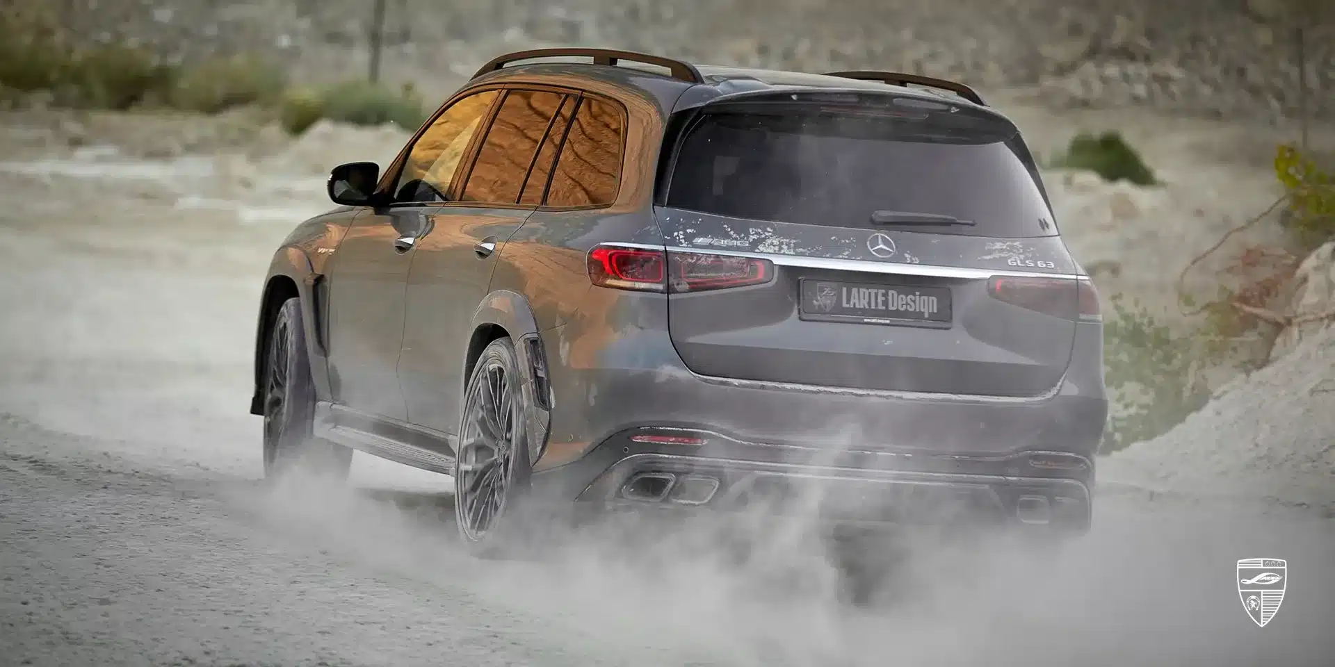 Mercedes-AMG GLS 63 LARTE von hinten beim Fahren auf einer staubigen Straße