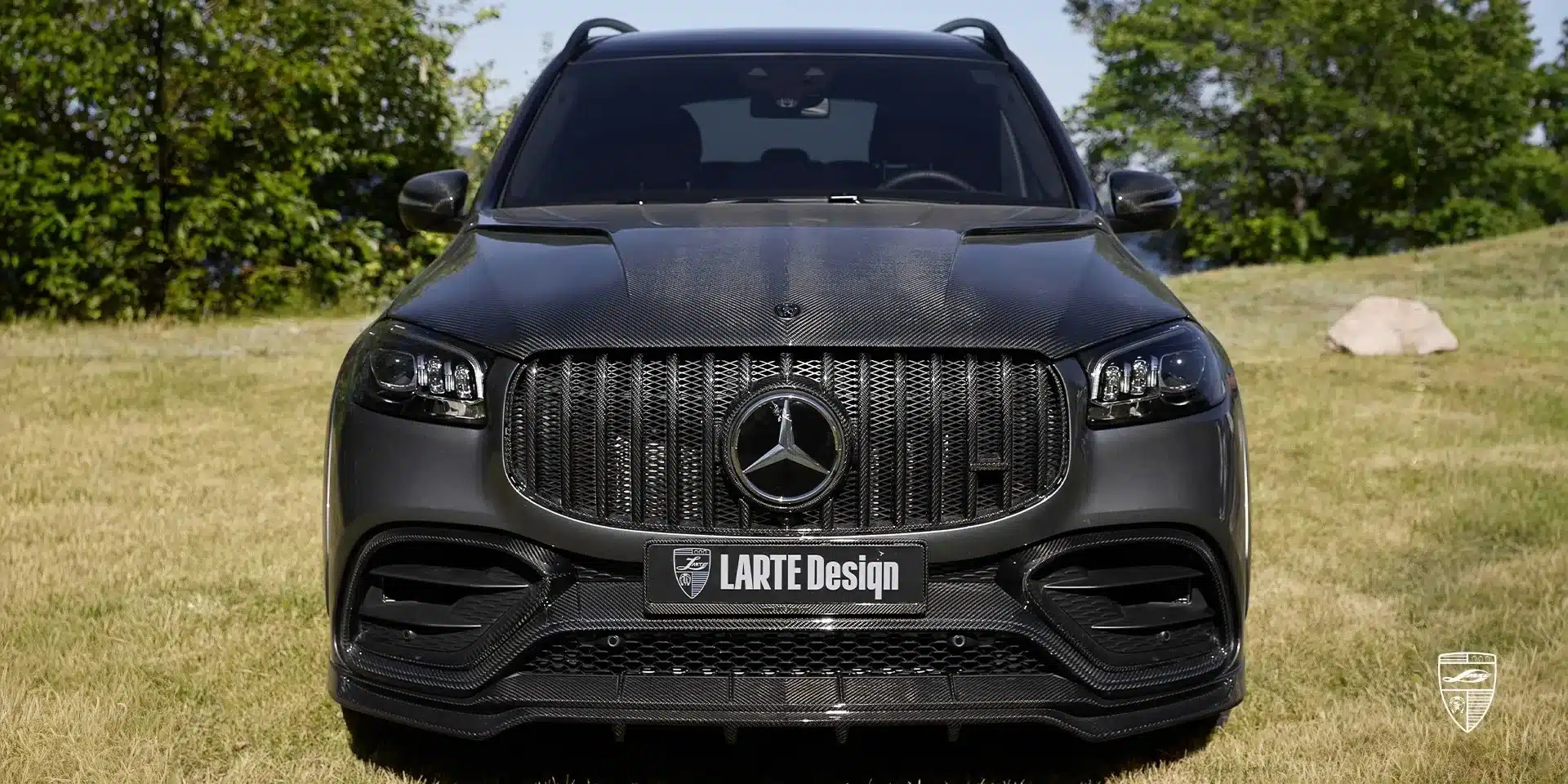 Mercedes-AMG GLS 63 LARTE von vorne mit Carbon-Veredelung und LARTE Design Emblem.