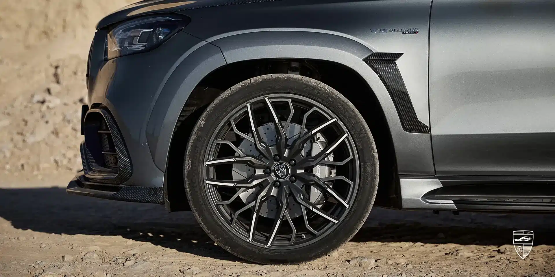 Vorderer Radkasten eines Mercedes-AMG GLS 63 mit geschmiedetem LARTE-Rad und Carbon-Karosserieteilen im Sonnenlicht