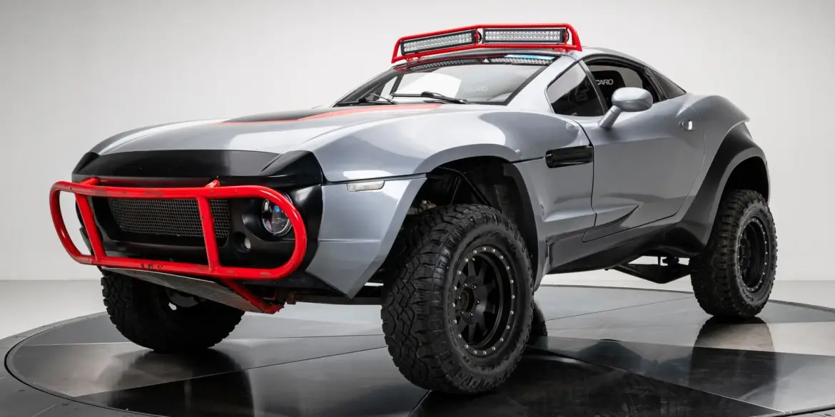 Local Motors Rally Fighter in silber mit rotem Überrollbügel aus Fast & Furious 8, Offroad-Umbau, Vorderansicht.