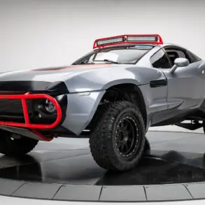 Local Motors Rally Fighter in silber mit rotem Überrollbügel aus Fast & Furious 8, Offroad-Umbau, Vorderansicht.