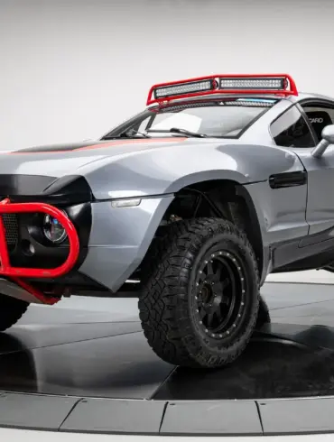 Local Motors Rally Fighter in silber mit rotem Überrollbügel aus Fast & Furious 8, Offroad-Umbau, Vorderansicht.
