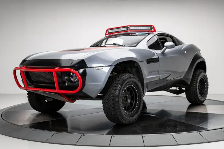 Local Motors Rally Fighter in silber mit rotem Überrollbügel aus Fast & Furious 8, Offroad-Umbau, Vorderansicht.