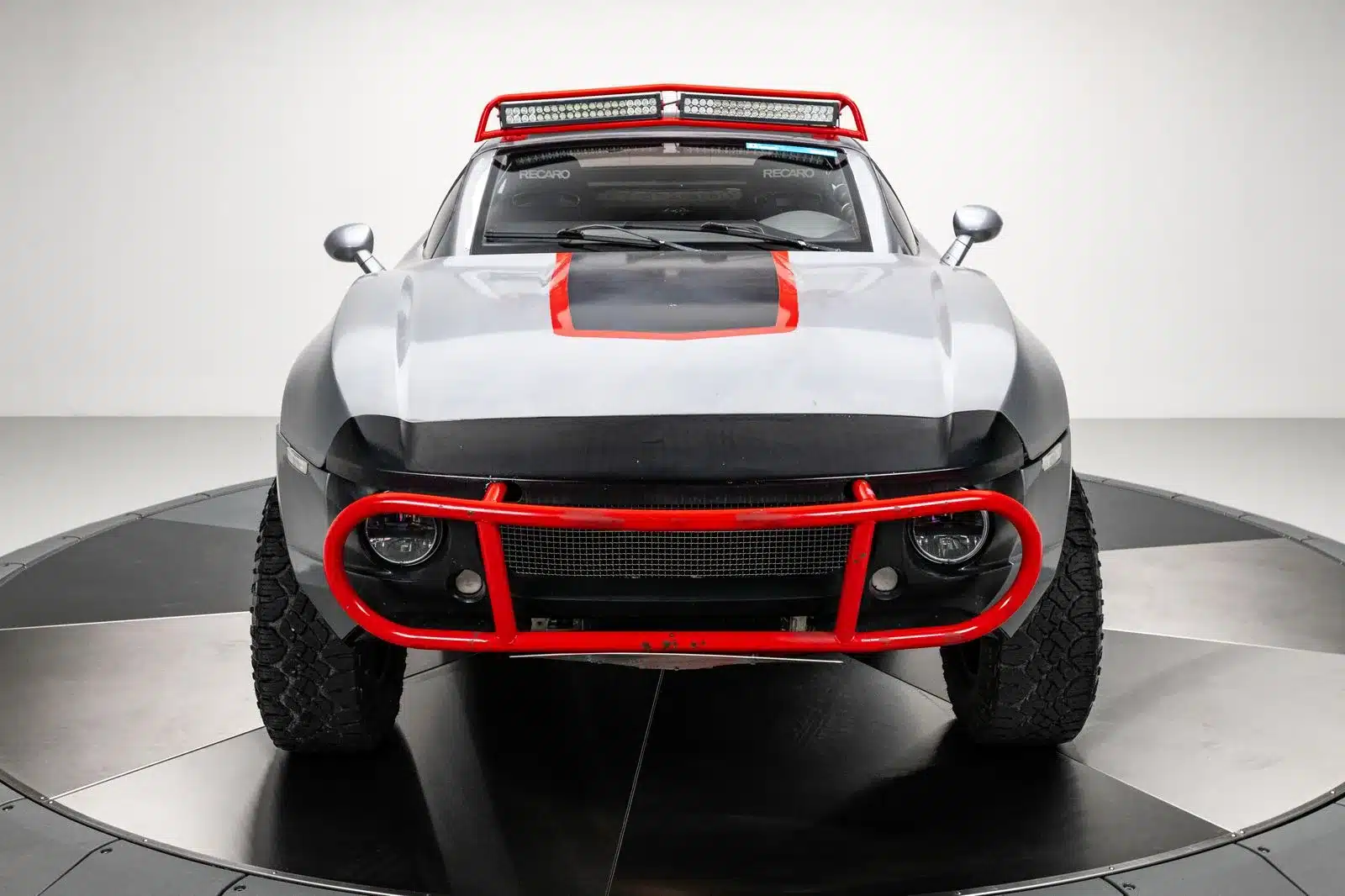 Local Motors Rally Fighter von vorne mit rotem Überrollbügel und LED-Lichtbalken, bekannt aus Fast & Furious 8.