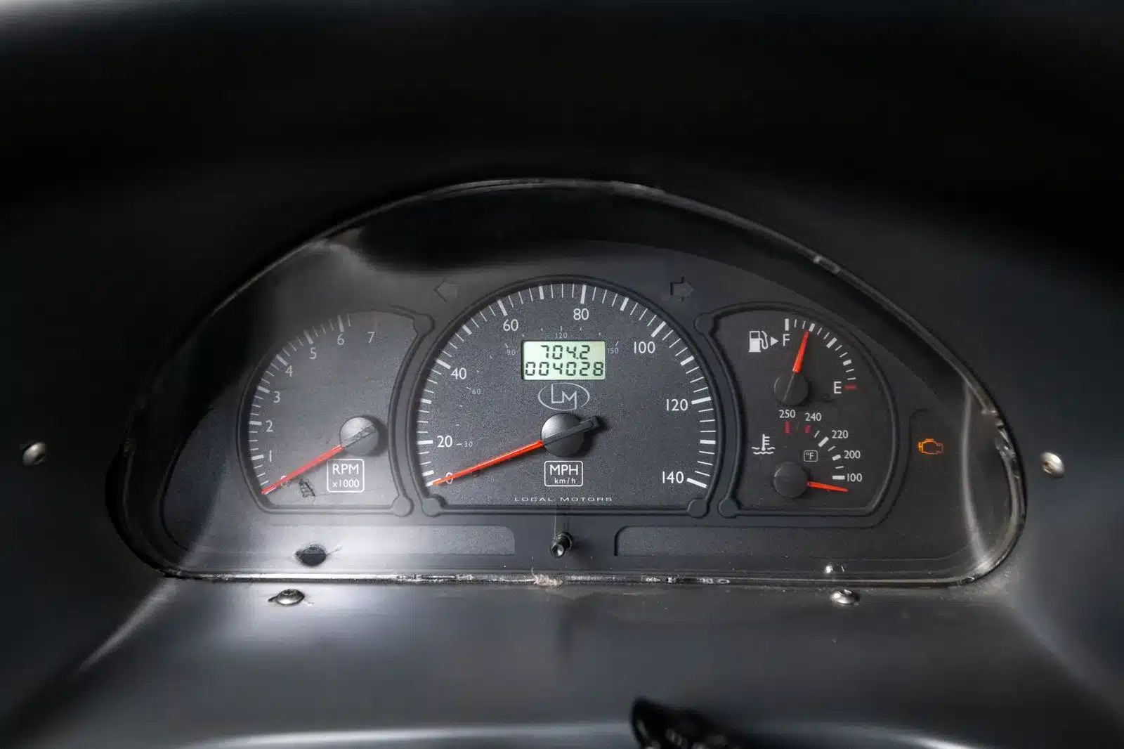 Instrumentenanzeige mit Tachometer, Drehzahlmesser und Tankanzeige im Local Motors Rally Fighter.