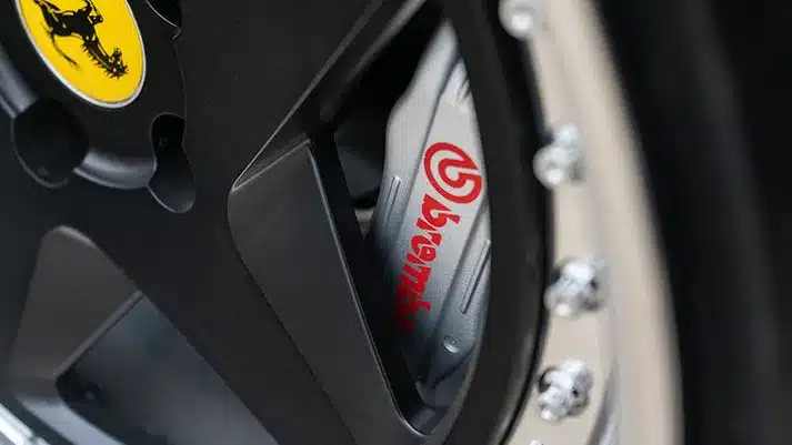 Große Brembo-Bremsanlage hinter geschmiedetem 3SDM-Rad am Ferrari 348TS Liberty Walk Umbau