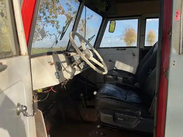 Innenraumansicht des Fahrerplatzes im Magirus-Deutz 85 D 11 AWD Bus mit originalem Lenkrad und funktionalem Cockpit