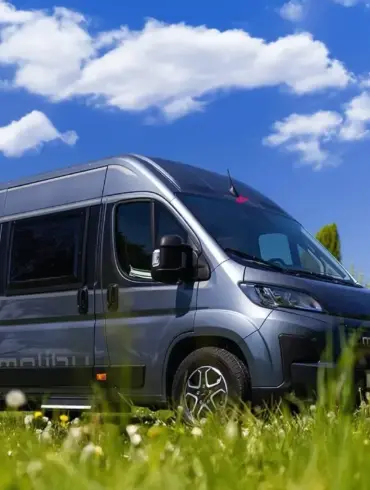 Malibu relax 640 LE R Kastenwagen auf einer grünen Wiese vor blauem Himmel.