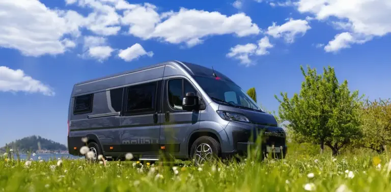 Malibu relax 640 LE R Kastenwagen auf einer grünen Wiese vor blauem Himmel.