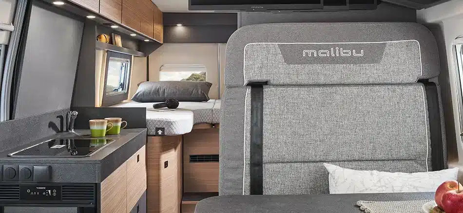 Innenraum des Malibu relax 640 LE R mit Sitzgruppe, Küche und Bett im Heck