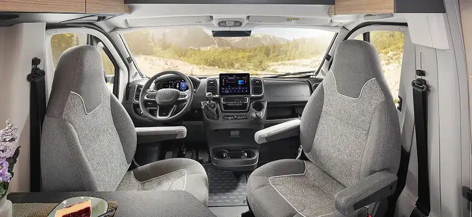 Innenansicht des Malibu relax 640 LE R Fahrerhauses mit Sitzen und modernem Armaturenbrett