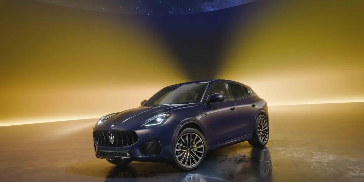 Der neue Maserati Grecale Lumina Blu mit Night Interaction-Lackierung und gelben Bremssätteln vor gelbem Hintergrund.