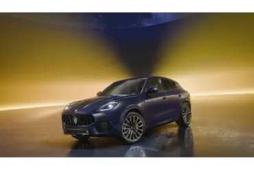 Der neue Maserati Grecale Lumina Blu mit Night Interaction-Lackierung und gelben Bremssätteln vor gelbem Hintergrund.