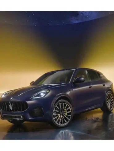 Der neue Maserati Grecale Lumina Blu mit Night Interaction-Lackierung und gelben Bremssätteln vor gelbem Hintergrund.