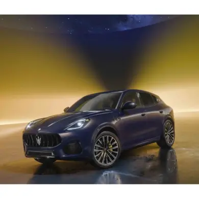 Der neue Maserati Grecale Lumina Blu mit Night Interaction-Lackierung und gelben Bremssätteln vor gelbem Hintergrund.