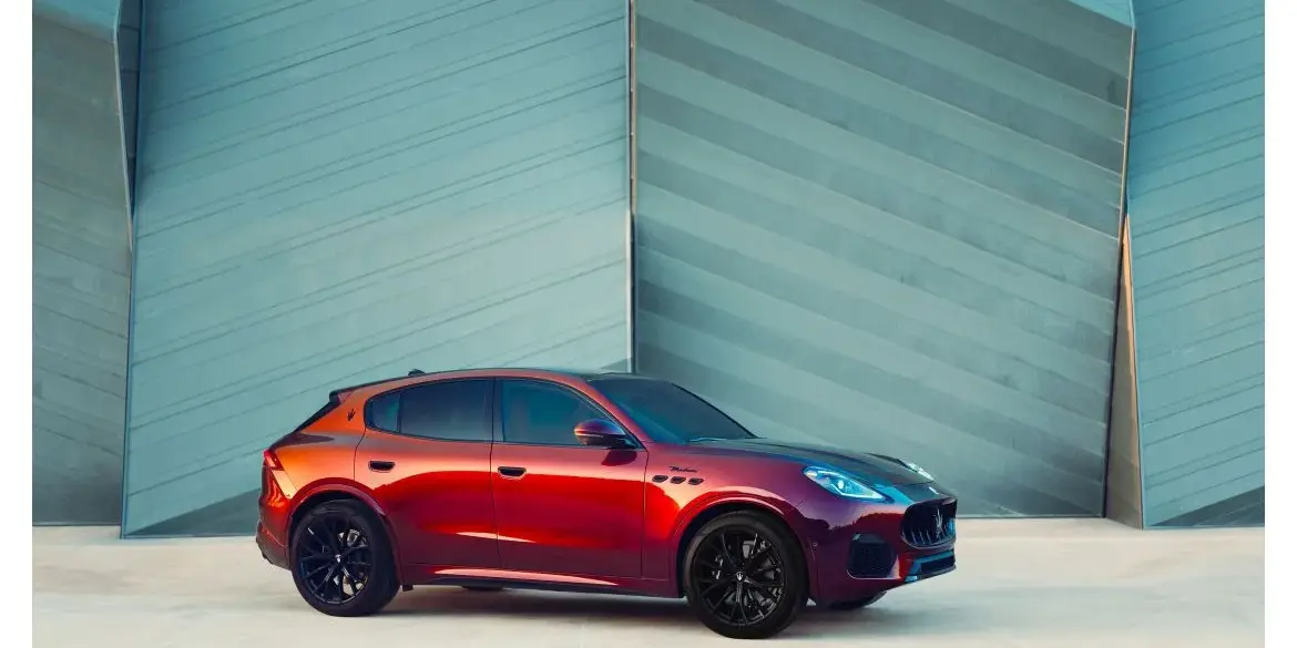 Maserati Grecale Tributo Il Bruciato in burgunderroter Sonderlackierung, Seitenansicht