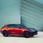 Maserati Grecale Tributo Il Bruciato in burgunderroter Sonderlackierung, Seitenansicht