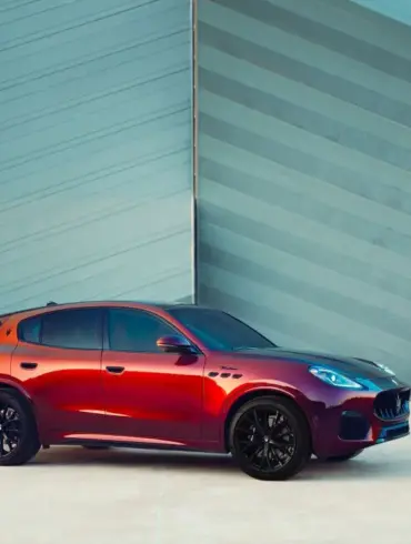 Maserati Grecale Tributo Il Bruciato in burgunderroter Sonderlackierung, Seitenansicht