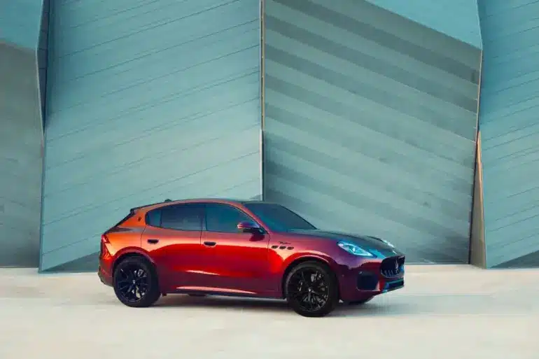 Maserati Grecale Tributo Il Bruciato in burgunderroter Sonderlackierung, Seitenansicht