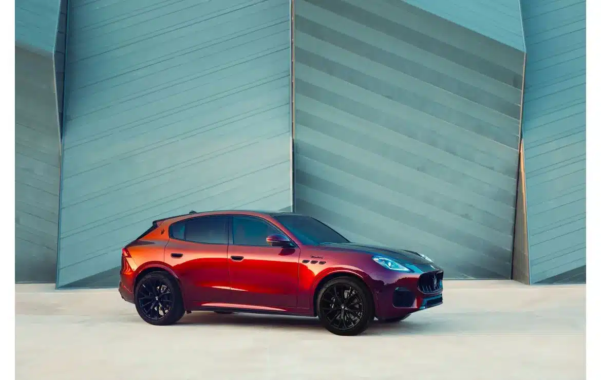 Maserati Grecale Tributo Il Bruciato in burgunderroter Sonderlackierung, Seitenansicht